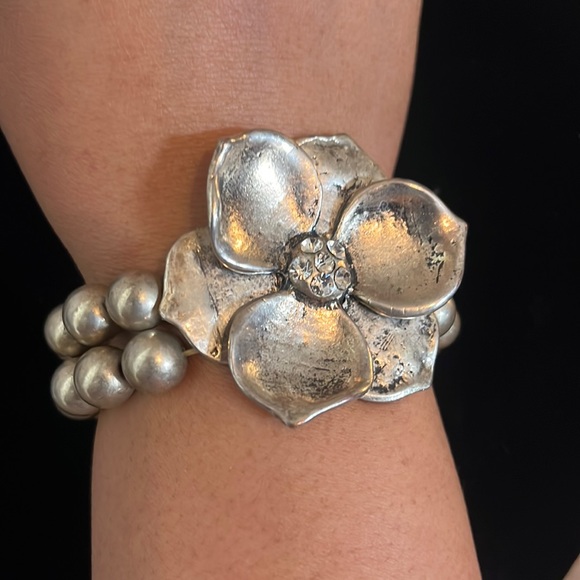 Faux pearl flower bracelet - Picture 1 of 5